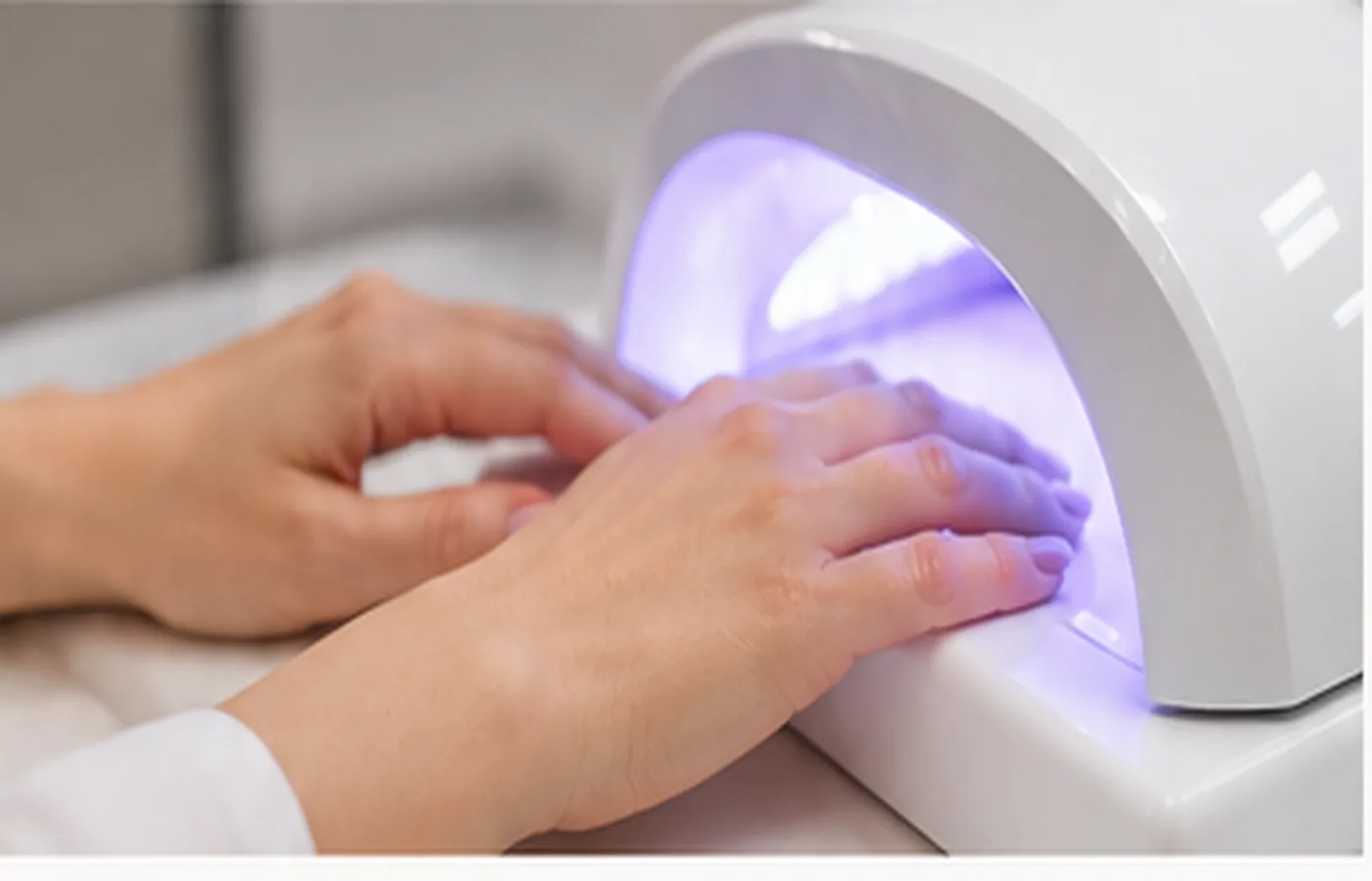 Secado de manicura semipermanente en lámpara LED