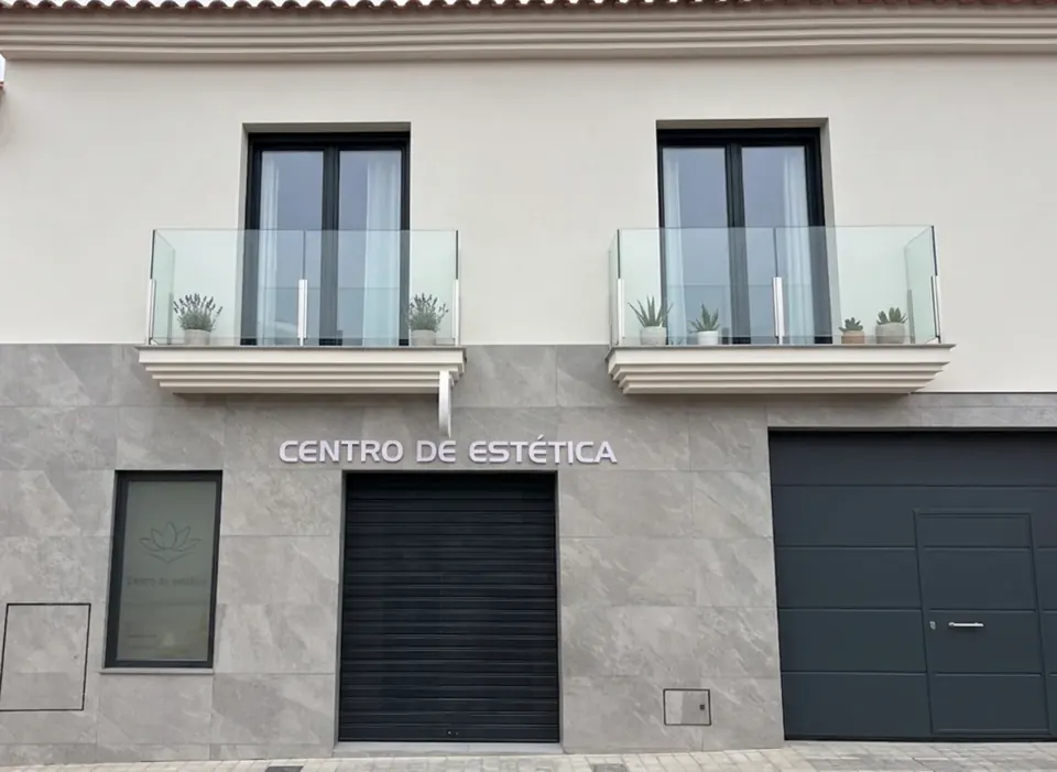 Fachada del centro AM en La Solana, provincia de Ciudad Real